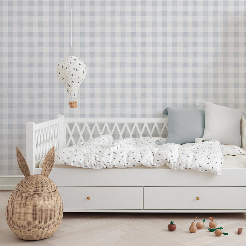 Decoración de cuarto infantil con globo aerostático y papel pintado vichy azul. 